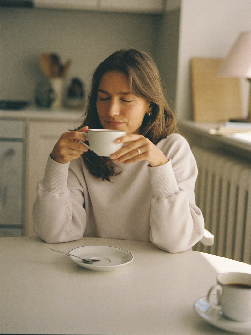 Einen Kaffee trinken.